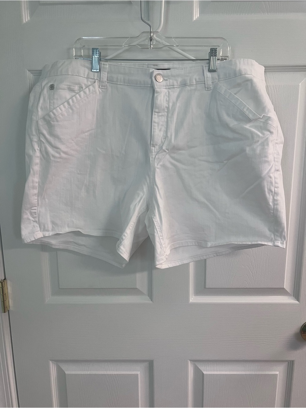 Bandolino White Flat Front Women’s Shorts